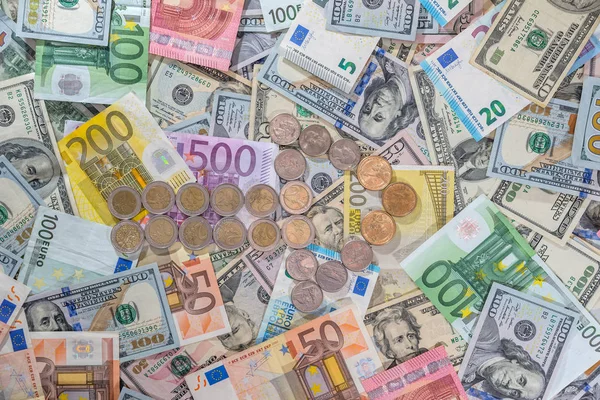 Strzałka Monet Tle Dolarów Banknotów Euro — Zdjęcie stockowe