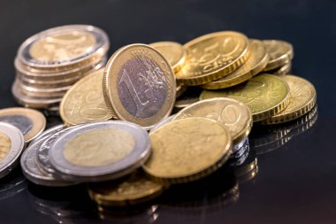 euro coins siyah masada yansıması ile sürü.