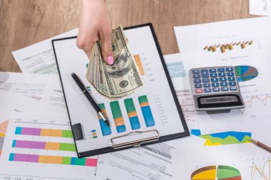 kadın parayı grafik iş kavramı arka plan üzerinde sayar.
