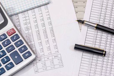 iş kavramı - finansal raporlar ile hesap makinası, kalem.