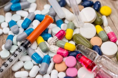 Farklı ilaçlarla şırınga ahşap masa.