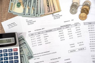 gelir tablosu Doları para ve kalem, banka ekstresi, finans tasarruf ve yatırım kavramı ile.