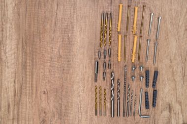 çeşitli vida ve dübel ahşap masa.