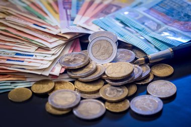 Euro madeni para ve banknot siyah arka plan üzerine izole