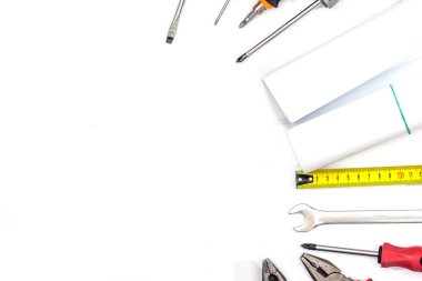 farklı iş araçları üzerinde beyaz izole. yakın çekim