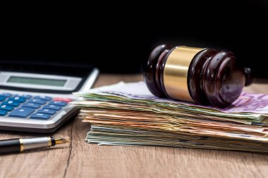 Euro banknot, tokmak, hesap makinesi ve kalem