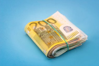 Mavi izole 200 euro banknot yığını