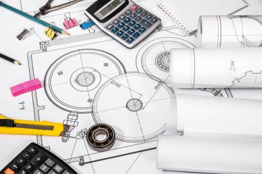 Hesap makinesi, cetvel, pusula ve kalem çizimleri mühendislik