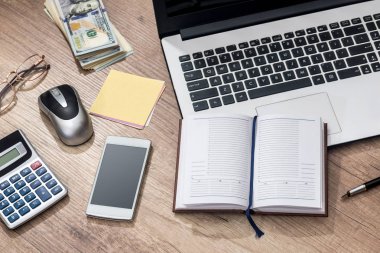 laptop, defter, kalem, Doları, ahşap masa üzerinde telefon