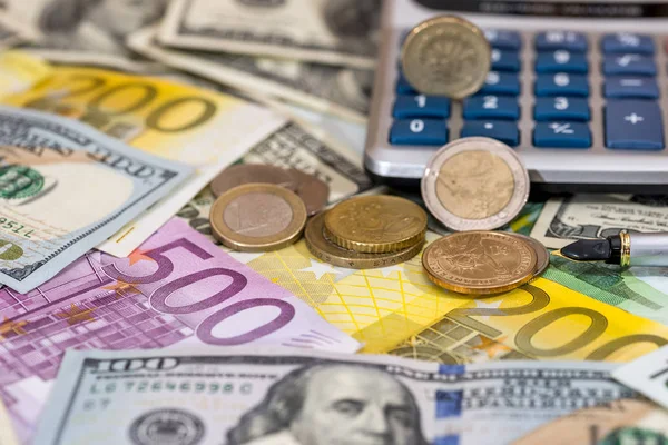 米国のコイン ユーロ セント ドルとユーロの請求書 ペンの上に横たわる ポンド — ストック写真