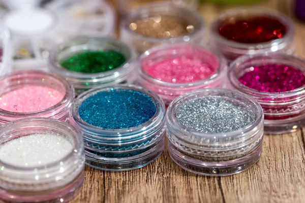 dizi pırıltılar farklı renkteki tırnak, yakın çekim.