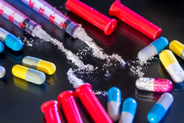 Spritze Für Heroinpulver Mit Pillen Auf Schwarzem Glas — Stockfoto