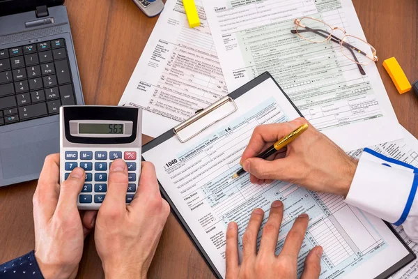 Dos Personas Llenando Formularios Impuestos Ayudándose Mutuamente —  Fotos de Stock