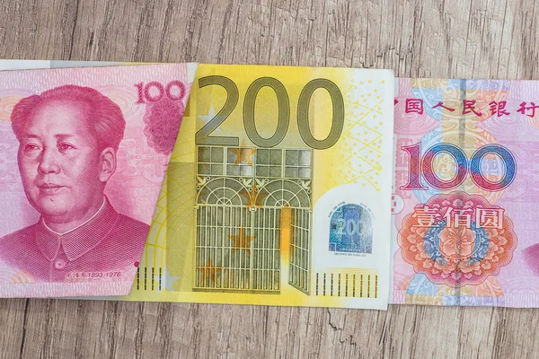 200 Euro 100 Yaun Rachunki Biurko — Zdjęcie stockowe