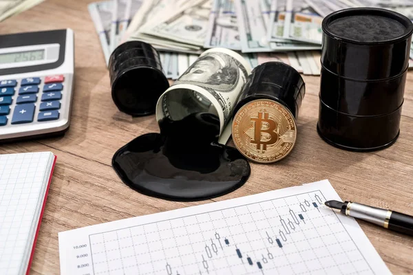 oli, dolar, bitcoin, hesap makinesi ve kalem varil