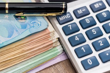 Euro faturaları ile hesap makinası, yakın çekim