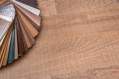 Blackwood örnekleri masa üzerinde kaplama paketleri içerir