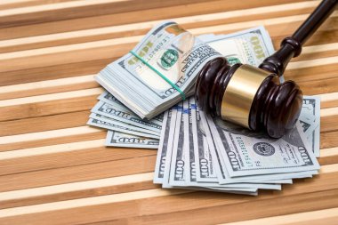 Doları banknot üstünde okul sırası ile tahta tokmak