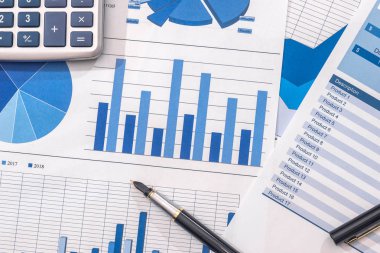 Finansal kalkınma - hesap makinesi ve grafik ve grafik kağıt kalem.