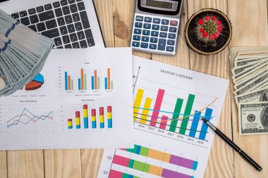 Ofis işyeri - iş grafik, dizüstü bilgisayar, kalem, dolar ve hesap makinesi