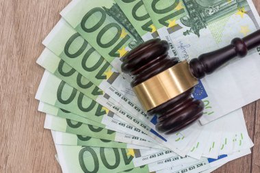 100 euro faturaları ile masa üzerinde ahşap hamer