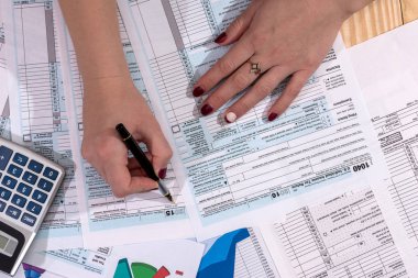 bir kadın vergi form 1040 doldurur