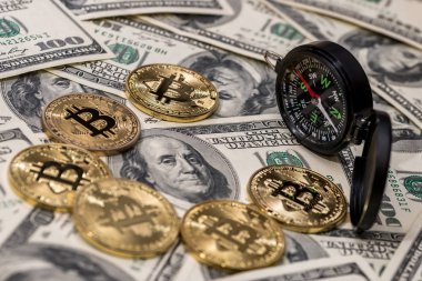 bitcoin ile dolar faturaları üzerinde pusula.