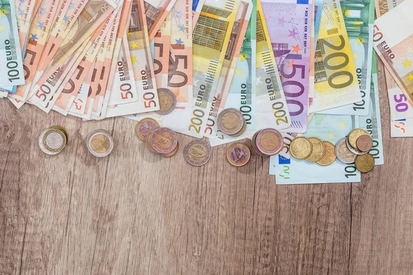 Багато Євро Монет Банкнот Дерев Яному Столі — стокове фото
