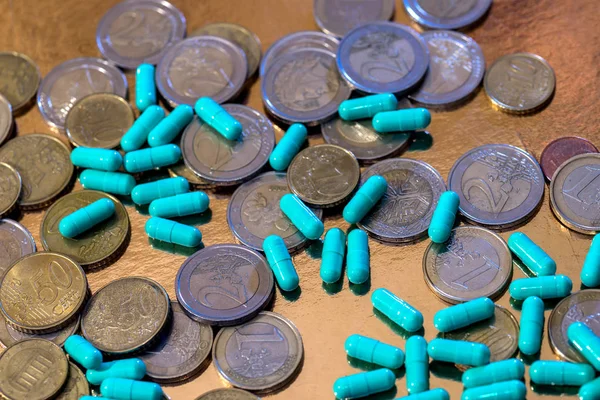 Зелені Таблетки Поряд Монетами Євро — стокове фото