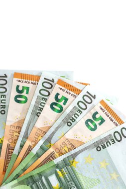 50 ve 100 Euro beyaz bir arka plan üzerinde izole