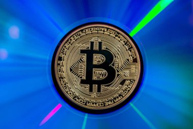 Mavi yansıma zemin üzerine altın bitcoin