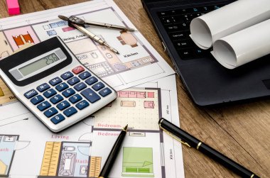Çizim kağıt üzerinde bir dizüstü bilgisayar ve bir hesap makinesi ile