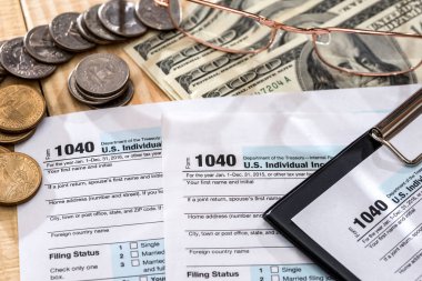 Arka planda vergi şeklinde ahşap bir masa