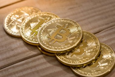 Ahşap masa üzerinde birçok bitcoin. clsoe kadar