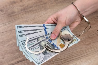 erkek tutar para dolar içinde kelepçeli
