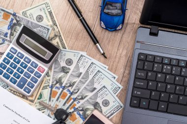 dizüstü bilgisayar, arabayla ilgili satınalma belgesi, Doları, hesap makinesi, kalem ve oyuncak araba