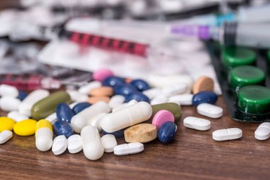 Masaya şırınga ile çeşitli hap