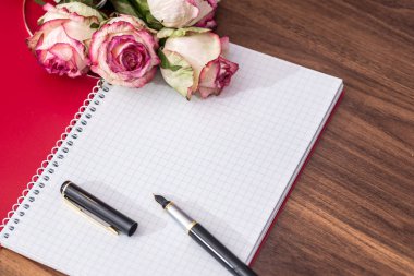 boş Not ve kalem ile gül