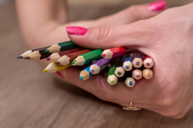 Renkli kalemler kadın elinde ayarla