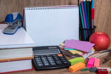 ahşap arka plan üzerinde çeşitli okul öğeleri