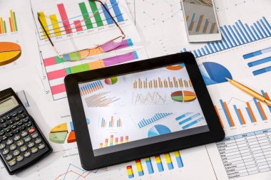 iş çalışma alanı ile dijital tablet, hareket eden smartphone ve bazı Çizelgeler ve grafikler, kalem