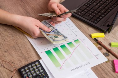 İş adamı olan iş grafikler ve analiz eder