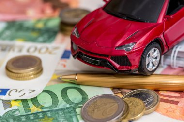 lüks oyuncak araba hesap makinesi ve kalem ile Euro nakit