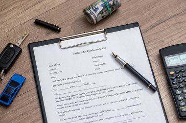 sözleşme formu ile anahtar, para ve hesap makinesi