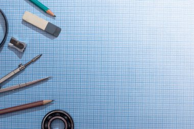 kalem, pusula ve grafik kağıdı arka plan üzerindeki cetvellere