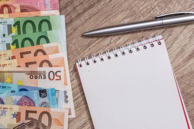 açık defter kalem ve euro ile