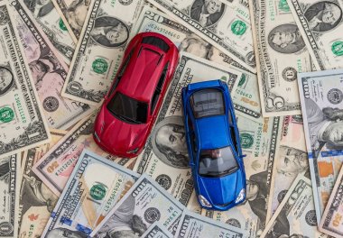 Kırmızı ve mavi araba Doları ile