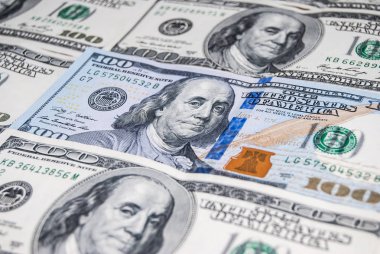 yeni ve eski 100 Amerikan Doları faturaları arka plan olarak