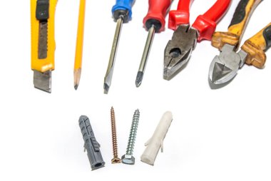 güzel araçlar kümesi. Dübel ve vida, tornavida, pense, kalem