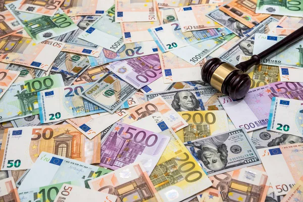 Молоток Судьи Фоне Долларовых Евро Векселей — стоковое фото